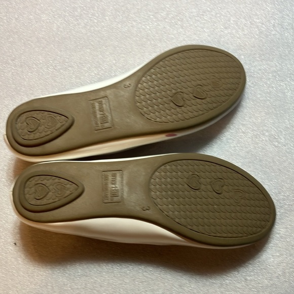 Cute girls white patent flats. New no box. Size 3. - Picture 5 of 9